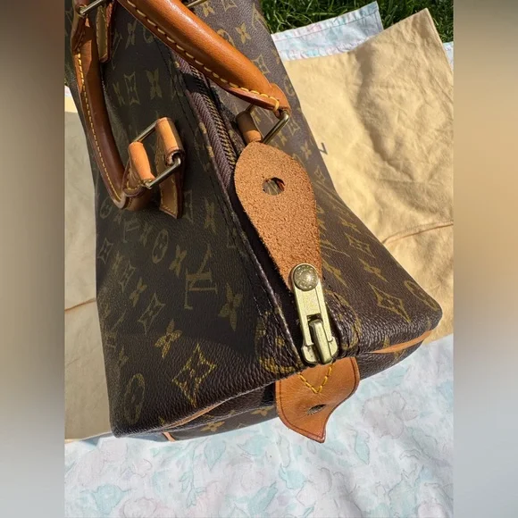 Authentic Louis Vuitton Speedy 35 Monogram - Picture 6 of 16